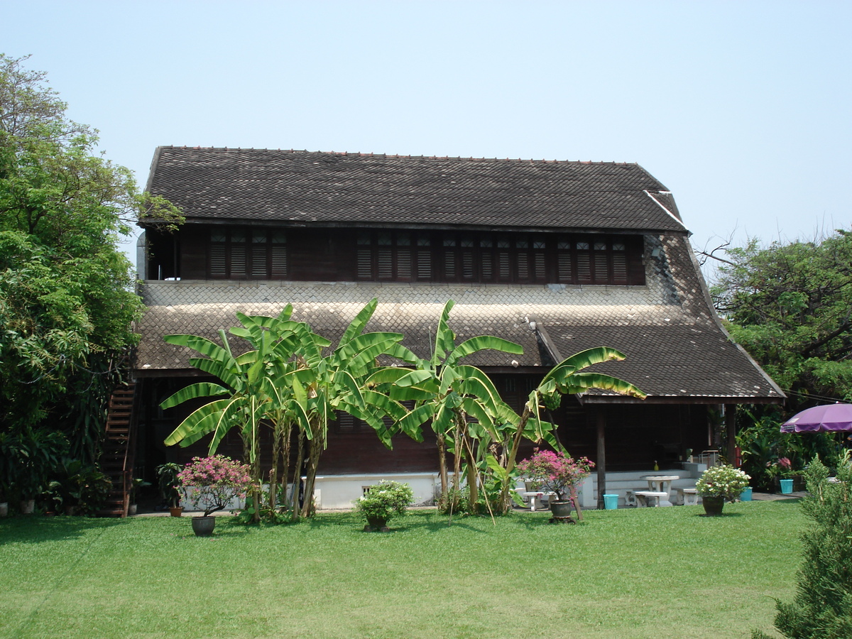 รูปถ่าย ไทย(Thailand) เชียงใหม่(Chiang Mai) ข้างในคุเมืองเชียงใหม่(Inside Canal) ราชดำเนิน (ถนนคนเดิน)(Rad Cha Dom Nurn (Walking Street)) 2006-04 11