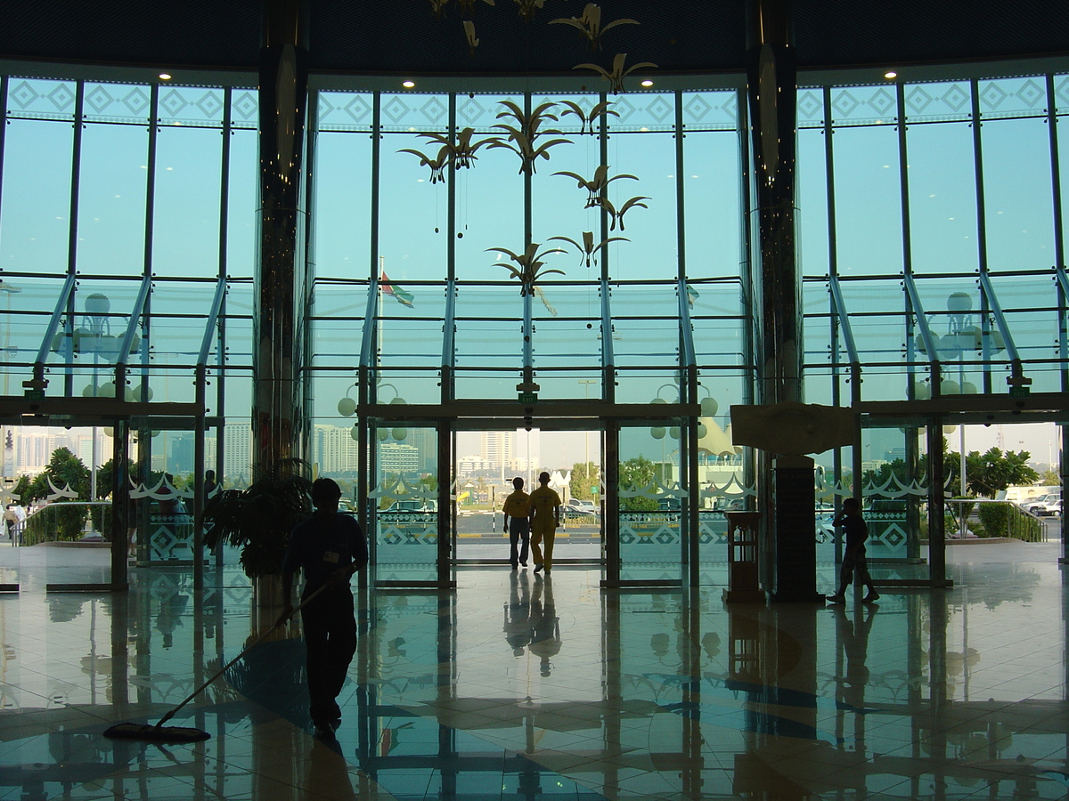 รูปถ่าย สหรัฐอาหรับเอมิเรตส์(United Arab Emirates) อาบูดาบี(Abu Dhabi) มารีนามอลล์(Marina Mall) 2005-09 22