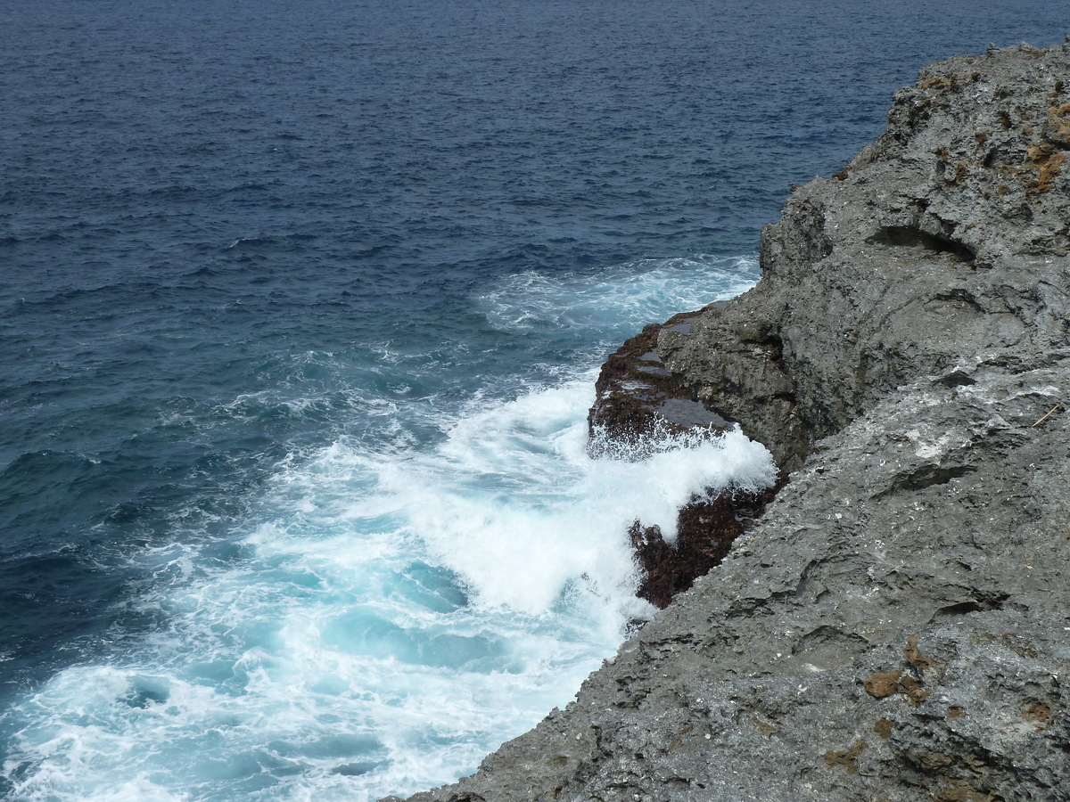 รูปถ่าย นิวแคลิโดเนีย(New Caledonia) เกาะลีฟู(Lifou) หน้าผาโซเดร(Xodre Cliffs) 2010-05 25