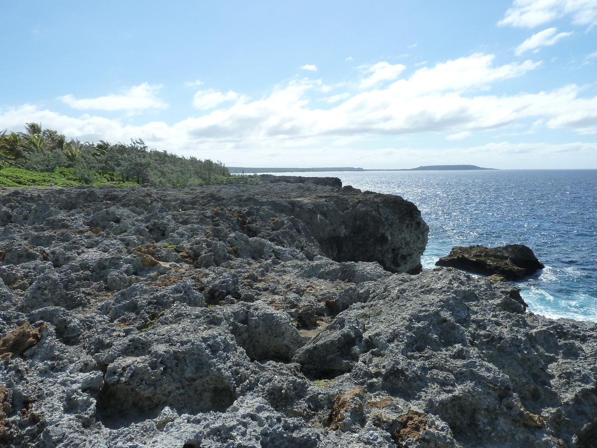 รูปถ่าย นิวแคลิโดเนีย(New Caledonia) เกาะลีฟู(Lifou) หน้าผาโซเดร(Xodre Cliffs) 2010-05 15