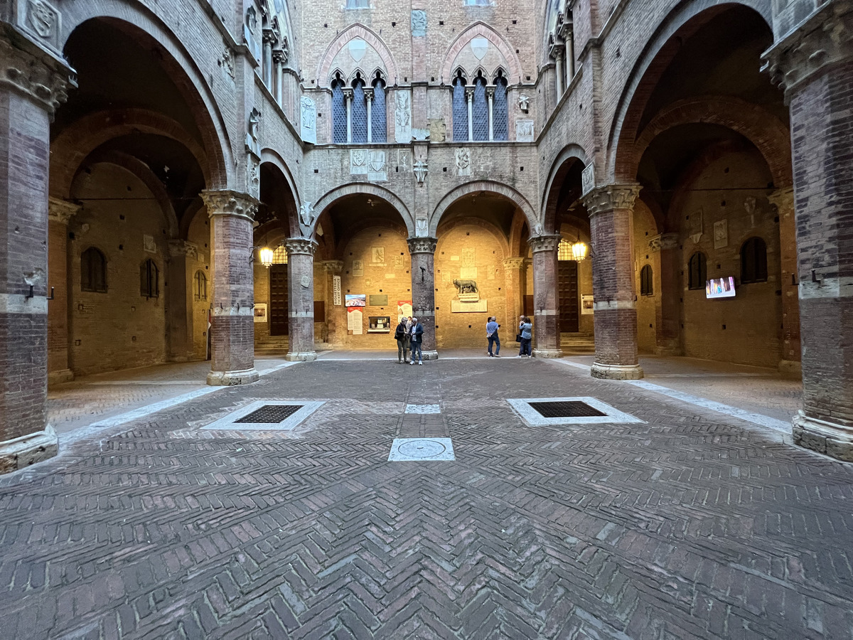 รูปถ่าย อิตาลี(Italy) ซีเอน่า(Siena) วังปุบบลีโก(Palazzo Pubblico) 2021-09 126