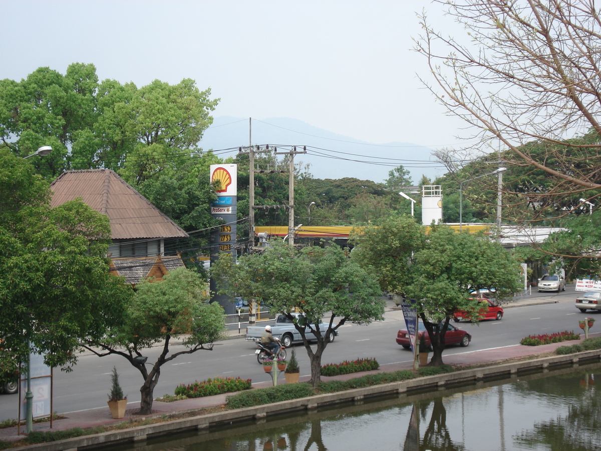 รูปถ่าย ไทย(Thailand) เชียงใหม่(Chiang Mai) ข้างในคุเมืองเชียงใหม่(Inside Canal) ถนนอารักษ์(ในคูเมือง)(Arrak Road(Canal)) 2006-04 19