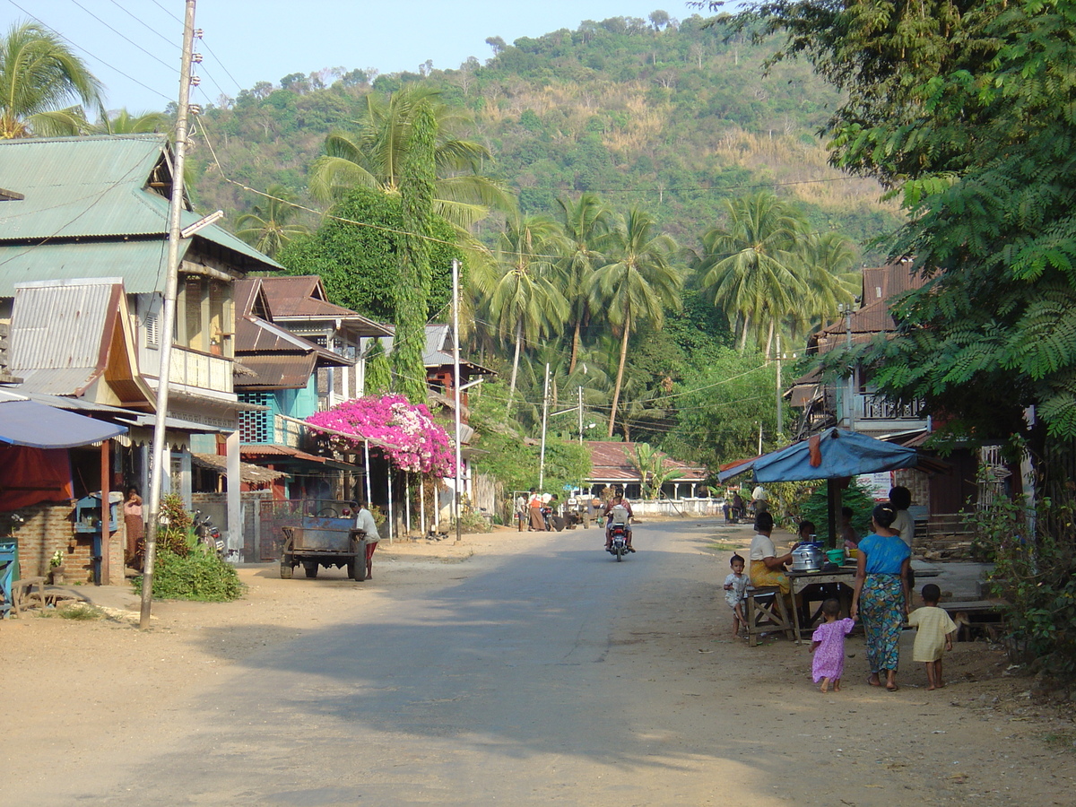 รูปถ่าย พม่า(Myanmar) ถนนจากทวายไปหาดหม่องมะกัน(Road from Dawei to Maungmagan beach) 2005-01 34