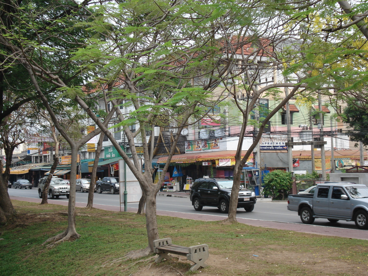รูปถ่าย ไทย(Thailand) เชียงใหม่(Chiang Mai) ข้างในคุเมืองเชียงใหม่(Inside Canal) ถนนอารักษ์(ในคูเมือง)(Arrak Road(Canal)) 2006-04 11
