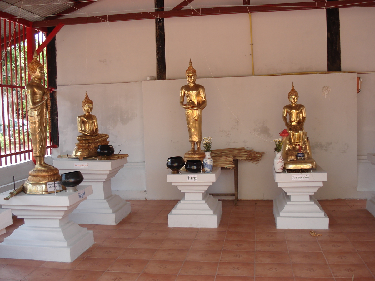 รูปถ่าย ไทย(Thailand) เชียงใหม่(Chiang Mai) ข้างในคุเมืองเชียงใหม่(Inside Canal) วัดหมื่นเงินกอง(Wat Mun Ngeun Khong temple) 2006-04 3